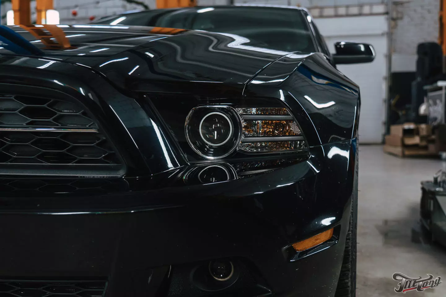 Техническое обслуживание Ford Mustang, установка усиленной тормозной системы, окрас и керамика дисков